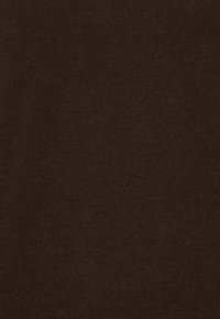 Mørkebrunt tekstureret stof med et subtilt strikket mønster og blødt, hyggeligt udseende.