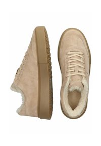 Zapatillas de ante beige con forro de felpa y suelas de goma marrón. Presenta un bordado intrincado y un diseño de punta redonda para mayor comodidad.
