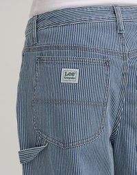 Blauwe en witte gestreepte denim broek met een achterzak met een groen en witte "Lee Crayola" label en een zijlus voor bevestiging.