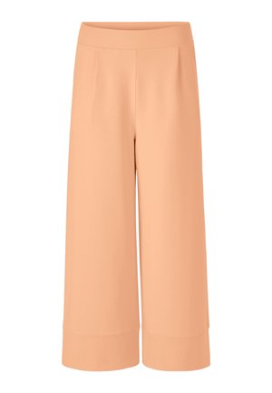 Pantalon ample, raccourci de couleur pêche avec une ceinture ajustée et des détails de coutures discrètes sur un fond blanc.