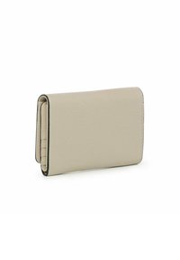 Portafoglio in pelle beige con finitura texture, forma rettangolare e bordi neri. Dotato di tasche verticali per carte all'interno.