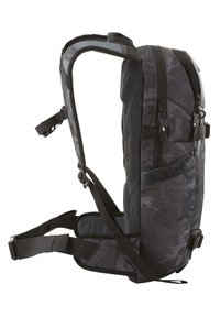 Mochila de camuflaje negro con correas acolchadas, múltiples cremalleras y paneles texturizados. Cuenta con correas ajustables para el pecho y la cintura.