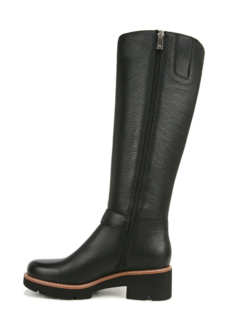 Zwart leren laars tot de knie met gestructureerde afwerking, zijrits, contrasterende stiksels en een chunky hak. Platte zool met grip.