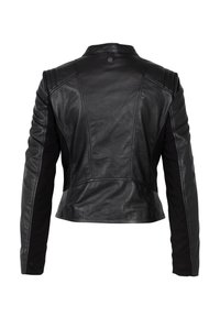 Schwarze Lederjacke mit tailliertem Schnitt, kurzer Länge, strukturierten Nähten und Stehkragen. Glatte Textur und minimale Hardware.