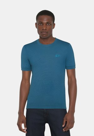 T-shirt a maniche corte blu in maglia con un motivo texturizzato e scollatura rotonda. Piccolo logo in blu a contrasto sul lato sinistro del petto.