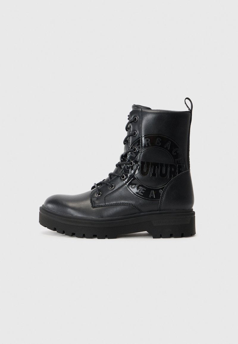Musthave must nahk lace-up saapad, millel on ümar varvas, tekstuuriga pealispind ja kontrastne logo detail külgedel, koos vastupidava tallaga haardeks.