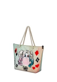 Bolsa tipo tote con diseño gráfico de un personaje masticando chicle, con colores pastel, asas de cuerda y patrones de diamantes en rojo y negro.