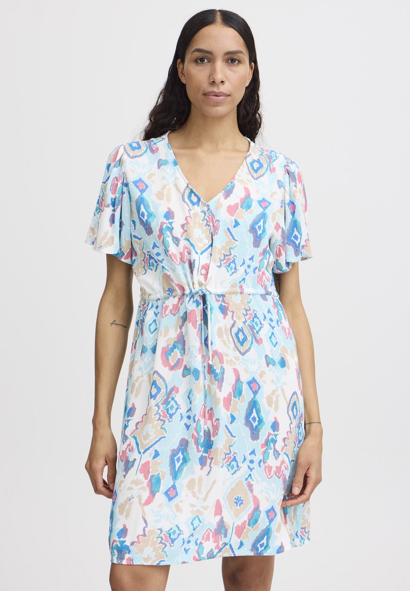 Vestido floral con escote en V, confeccionado en una tela ligera, con patrones en azul, rosa y beige. Mangas cortas tipo volante y cintura fruncida con detalle de lazo.