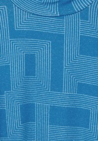 Blauter Stoff mit einem geometrischen Muster aus konzentrischen Rechtecken in weißen Linien, mit einer weichen Textur und einem runden Ausschnitt.