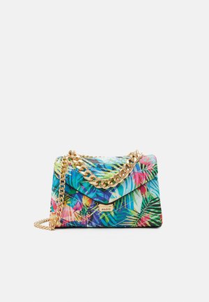 Pieni suorakaiteen muotoinen käsilaukku, jossa värikäs trooppisten lehtien kuviointi ja paksu kultainen ketjuhihna sekä lukko.