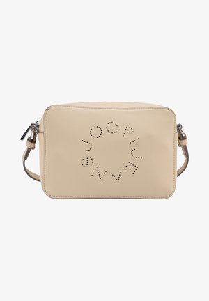 Beige schoudertas gemaakt van gestructureerd synthetisch materiaal. Voorzien van een geperforeerd logoontwerp aan de voorkant en een verstelbare schouderband.