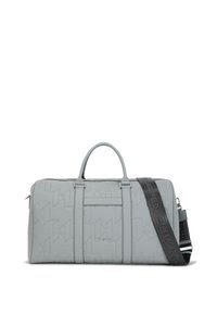 Sac de voyage gris avec motif de logo en relief, doubles poignées, bandoulière amovible et poche frontale. Design lisse et structuré avec une finition élégante.