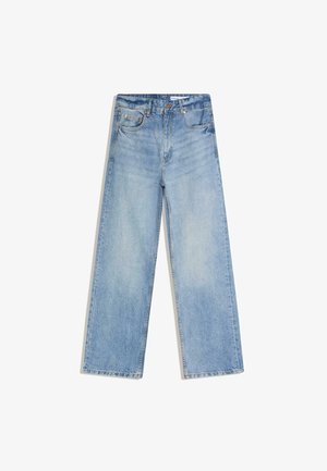 Jean bleu clair taille haute, jambes larges, avec poches avant et arrière, rivets en cuivre et fermeture par bouton.