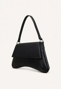 Μαύρη δερμάτινη τσάντα χειρός με κυρτή βάση, κλείσιμο με καπάκι και ένα ενιαίο λουρί στον ώμο με ασημένιους μεταλλικούς κρίκους.