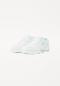 Sneaker bianche con accenti verde menta, realizzate in materiali mesh e pelle, punta rotonda, dettagli perforati e un logo prominente sul lato.