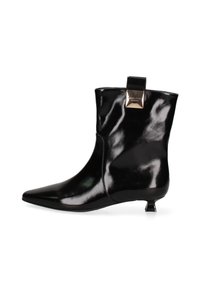 Bottine noire en cuir verni avec un petit talon, un bout pointu et une surface brillante, présentant un accent doré à l'arrière.