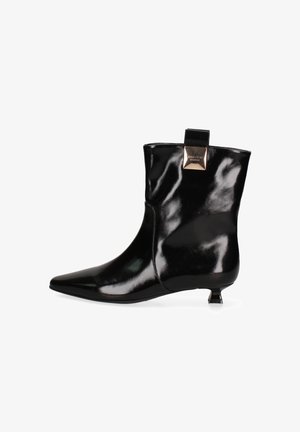 Schwarze Lackleder-Stiefelette mit spitzem Fuß, kleinem Absatz und glänzender Oberfläche, mit einem goldenen Akzent auf der Rückseite.