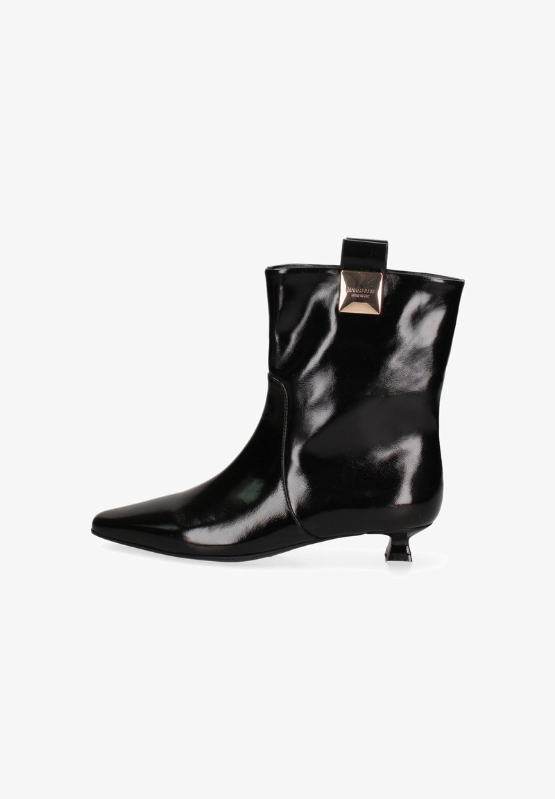 Bottine noire en cuir verni avec un petit talon, un bout pointu et une surface brillante, présentant un accent doré à l'arrière.