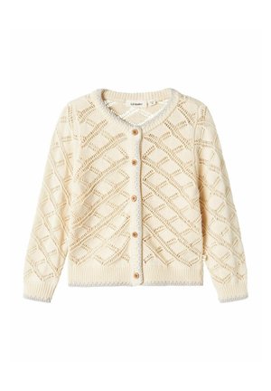 Cardigan tricoté de couleur crème avec un motif en losanges, col rond, fermeture par boutons et bordures décoratives le long des bords.