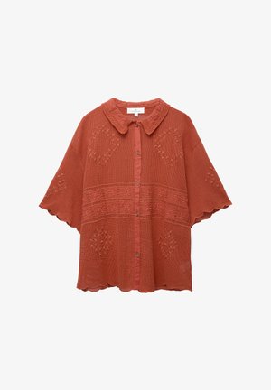 Rostfarbene Bluse mit Knopfleiste, ausgestattet mit einem gewellten Saum, strukturiertem Stoff und floralen Stickmustern auf der Vorderseite und den Ärmeln.