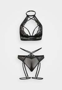 Sort undertøjsæt med en blonde-halterneck-bh med stropdetaljer og matchende trusse med gennemsigtige elementer og justerbare stropper.