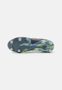 Scarpa da calcio con una parte superiore testurizzata in tonalità blu e verde. Caratterizzata da sei chiodi in metallo per la trazione e un motivo ondulato unico sulla suola.