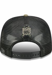 Schwarze Mesh-Trucker-Cap mit gebogenem Schirm, ausgestattet mit einem gestickten NFL-Logo-Patch auf der Rückseite und einem verstellbaren Kunststoff-Snapschluss.