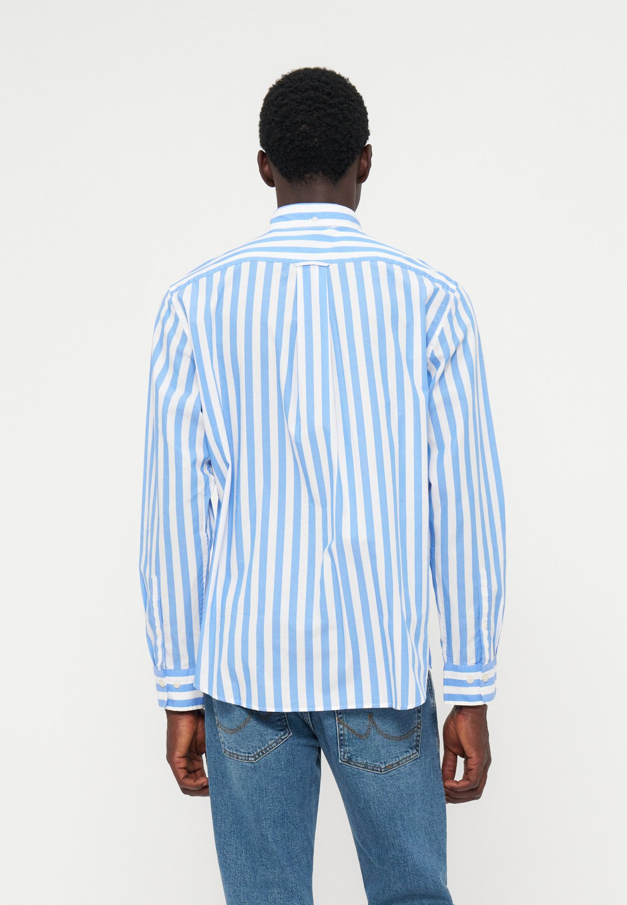 REGULAR FIT