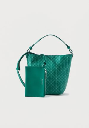 Geantă tip rucsac verde cu model geometric, curea de umăr ajustabilă și borsetă asortată cu fermoar atașată, pe fundal alb.