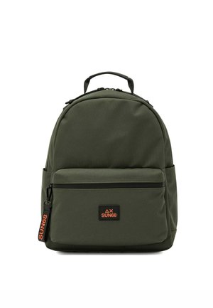 Zaino verde oliva con tasca frontale con cerniera, manico nero e patch con logo "SUN68" arancione e cursore della cerniera.