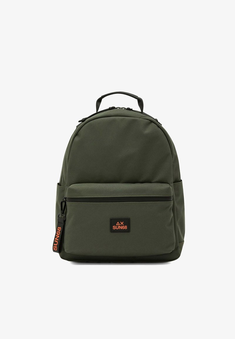 Zaino verde oliva con tasca frontale con cerniera, manico nero e patch con logo "SUN68" arancione e cursore della cerniera.