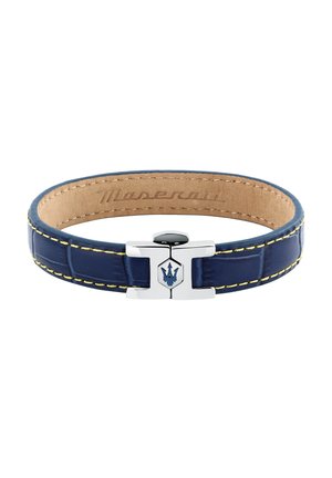 Bracciale in pelle blu con cuciture gialle, fibbia argentata con logo Tridente Maserati blu e fodera interna beige con rilievo "Maserati."
