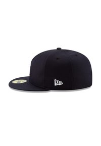 Gorra de béisbol azul marino con forma estructurada, visera plana y tejido texturizado. Presenta un logo blanco en el lado y un interior en contraste.