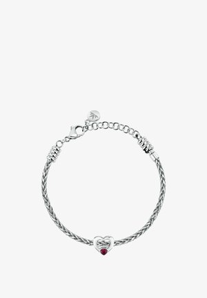 Braccialetto intrecciato in argento con un design a forma di cuore, decorato con una pietra preziosa rossa e chiusura a moschettone. Include una catena regolabile.