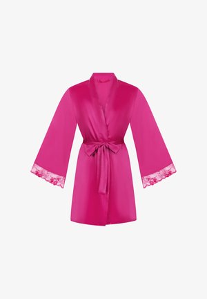 Roze satijnen badjas met een ceintuur, wijde mouwen en kanten rand aan de mouwen, met een gladde textuur en levendige kleur.