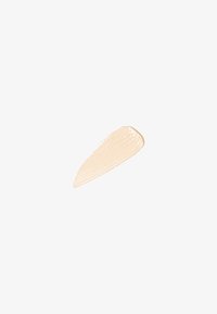 Campione di fondotinta liquido in una tonalità beige chiaro, texture liscia con un finish leggermente lucido, bordi sfumati con pennellate visibili.