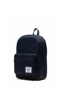 Sac à dos bleu marine avec motif cachemire, en tissu, poche avant zippée et fond noir. Comprend une poignée de transport supérieure.