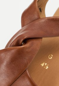 Thumbnail Image 9