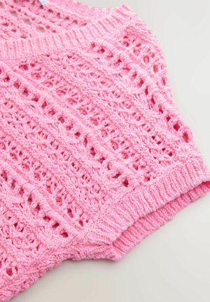 Top tricotat roz cu un model deschis din dantelă, guler și margine ribbed, având o textură moale și un material ușor, respirabil.