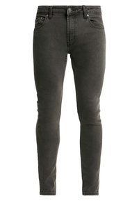 Pantalones vaqueros ajustados de color gris oscuro, hechos de denim, con cierre de botón, trabillas para cinturón, bolsillos frontales y traseros, y una textura suave.
