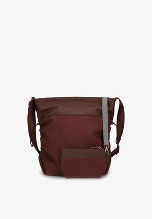 Borsa a tracolla marrone con una tasca frontale con cerniera e dettaglio della tracolla grigia attaccata su uno sfondo bianco.