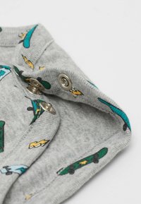 Šedý bavlněný svetr s motivy skateboardu a blesků, vybavený patentkami na límci pro snadné zapínání.