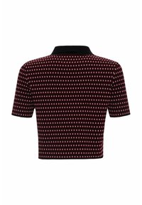 Polo à manches courtes, court, avec un col noir, présentant un motif répétitif de petites formes géométriques rouges et blanches sur un fond sombre.