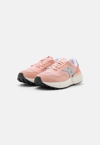 Sneaker in suede e mesh rosa con accenti argento, suola intermedia bianca e suola esterna in gomma nera; lacci e linguetta imbottita per la comodità.