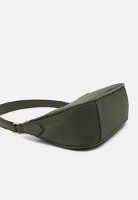 DKNY CAROL - EW BAGUETTE - Mala de mão - military green