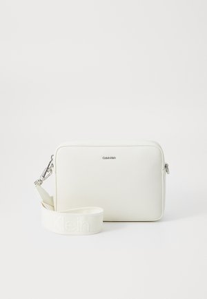 Calvin Klein MUST SMALL CAMERA BAG - Taška cez plece - chalk