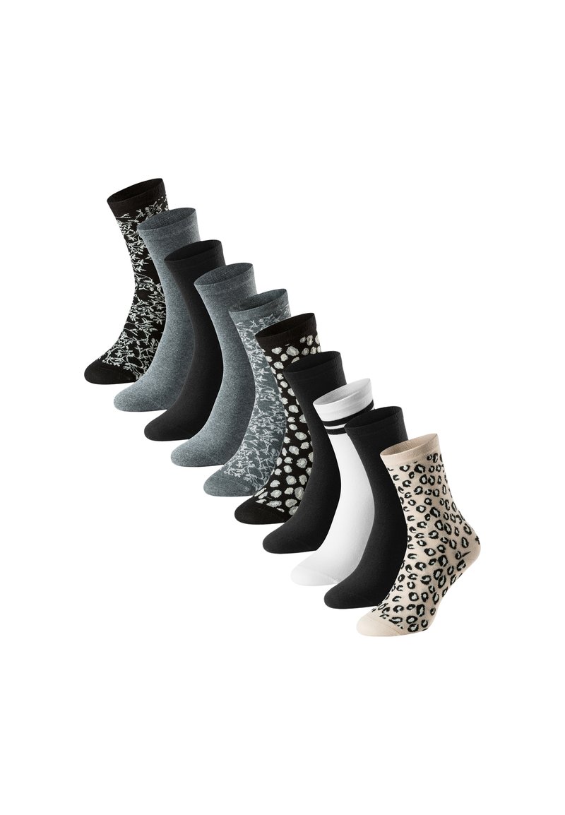 Ni par mid-calf sokker i sort, hvid, grå og beige med blomster-, dyre- og ensfarvede mønstre, arrangeret i en skrå linje.