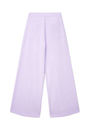 Pantalon large lilas en tissu texturé avec taille haute et deux poches arrière, présentant une finition soignée sans fermetures visibles.