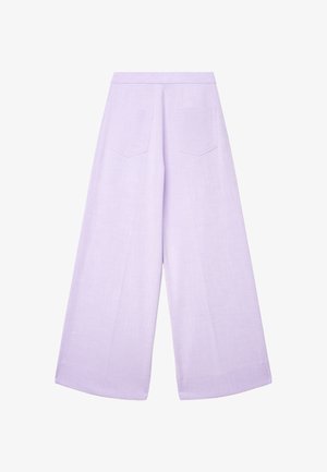 Pantaloni a gamba larga color lilla in tessuto strutturato con vita alta e due tasche posteriori, caratterizzati da una finitura pulita e senza chiusure visibili.
