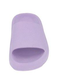 Lila gummisandal med halkfri yta, öppen tådesign och ett brett band över toppen. Lättviktig konstruktion.